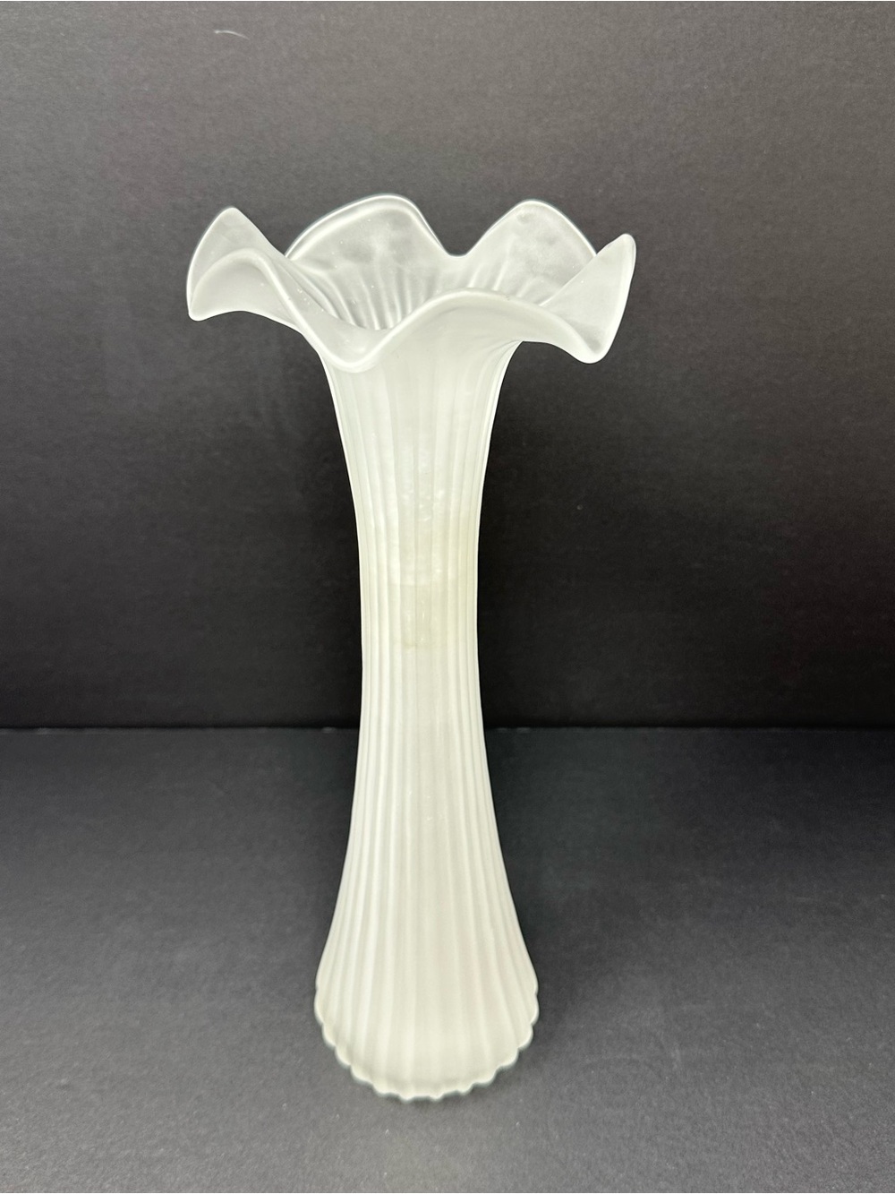 Two's‎ Company Handblown Glass Ruffled Vase A1